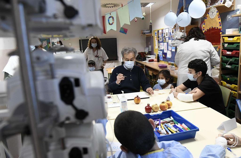 Pedro Cano lleva la pintura a Oncología Infantil de la Arrixaca