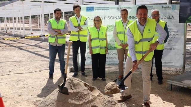 Acto de colocación de la primera piedra, con el alcalde Alejandro Toquero en primera fila | SERVICIO ESPECIAL
