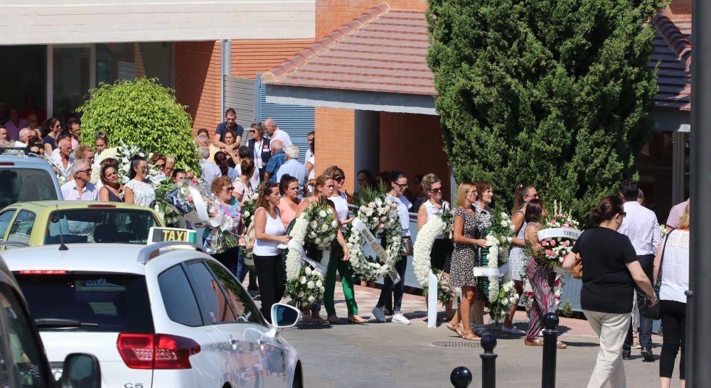 La pequeña fallecida entre Álora y Pizarra después de estar varias horas desaparecida era enterrada en el cementerio de Alhaurín el Grande, de donde es su madre