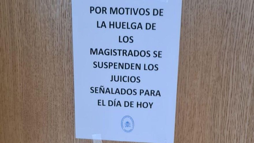 Un cartel informativo en una puerta anuncia la huelga. | FdV