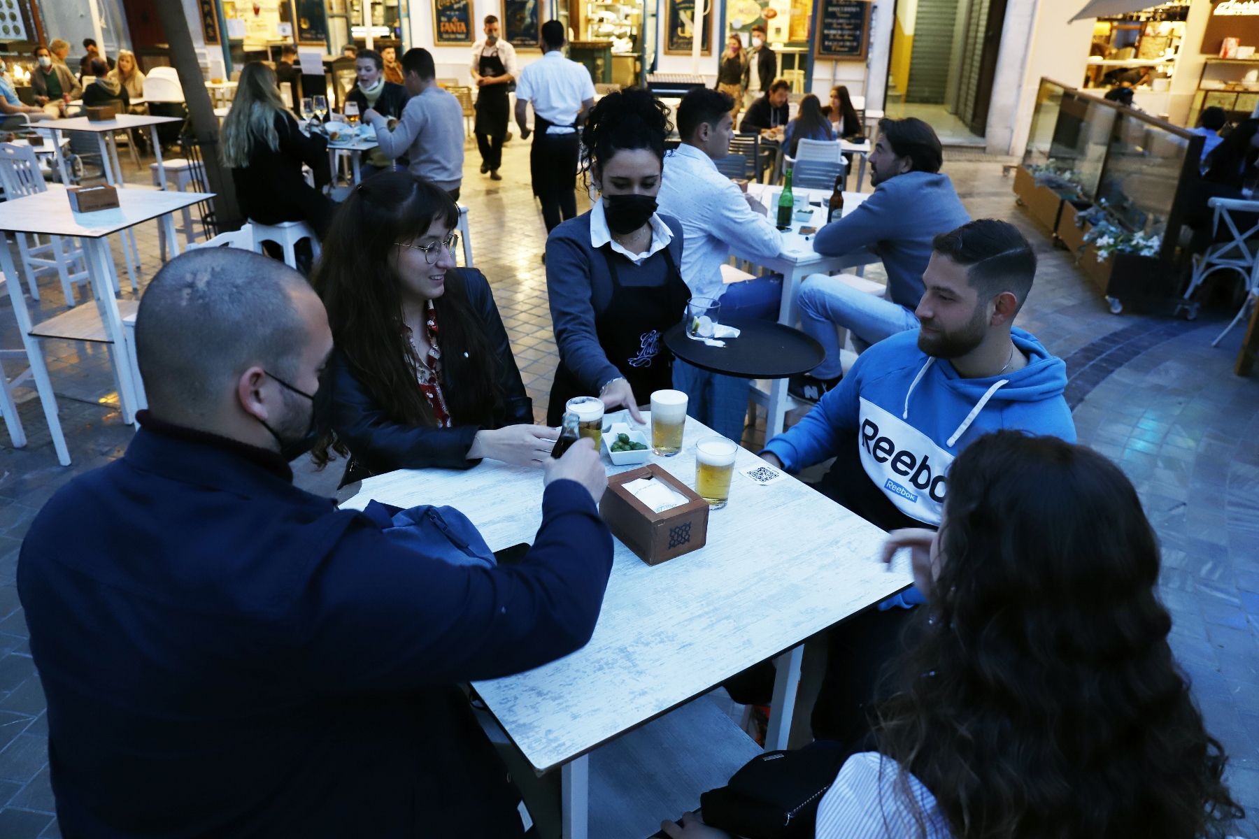 Comienza el horario ampliado en restaurantes y comercios de Málaga