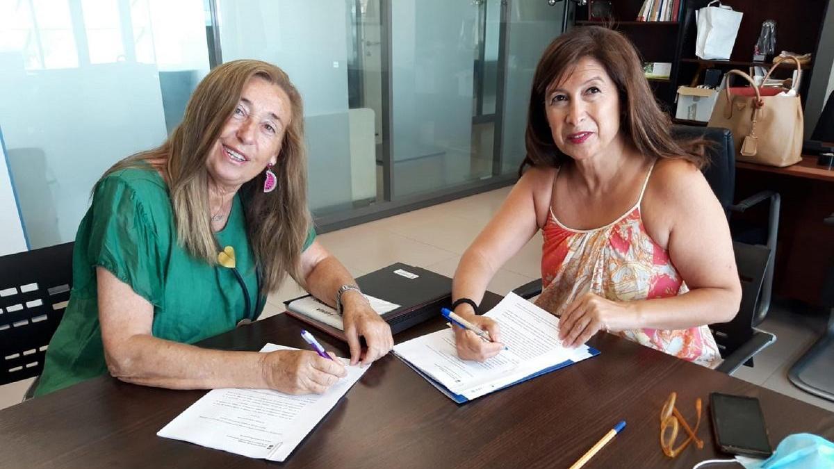 Carmen Manzano y Gemma del Corral firman el convenio.