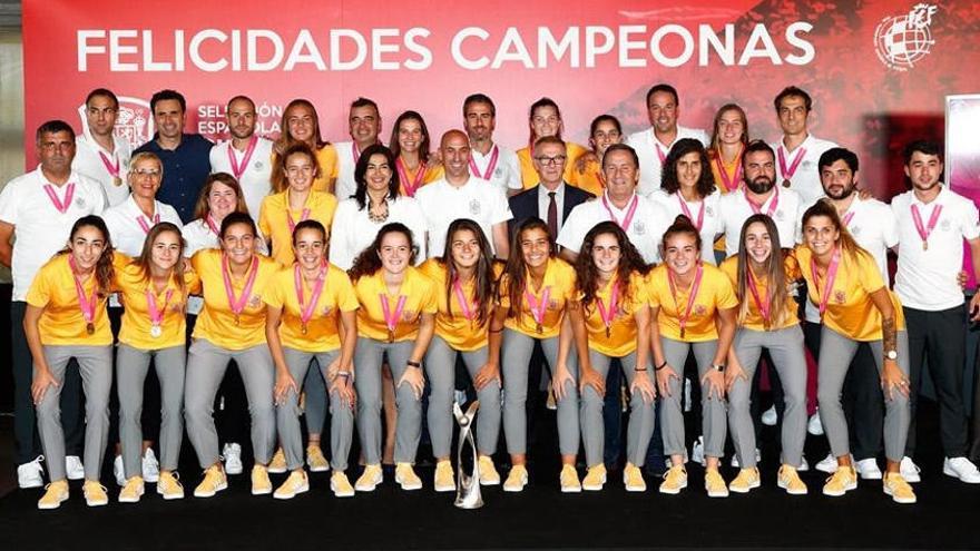 Las jugadoras de la Sub-19 junto a las autoridades.