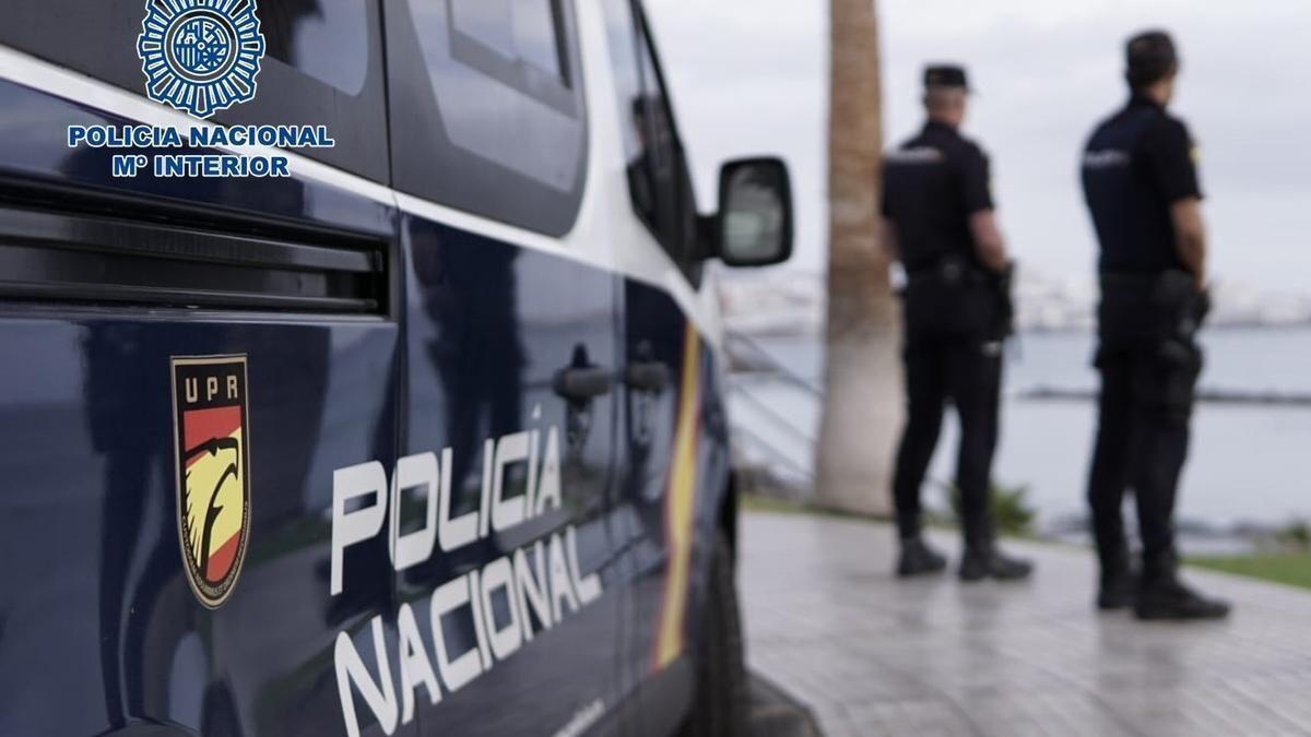 Agentes de la Policía Nacional junto a un furgón policial