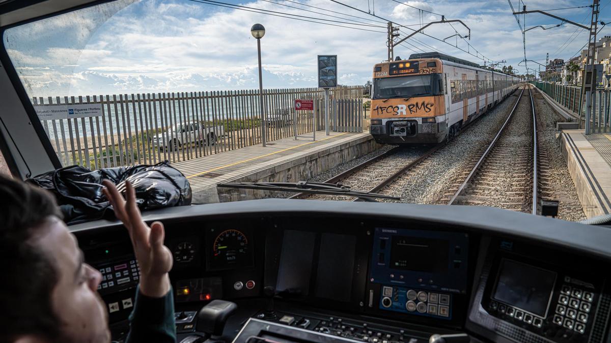 Un maquinista saluda a un compañero, en la línea R1 de Rodalies