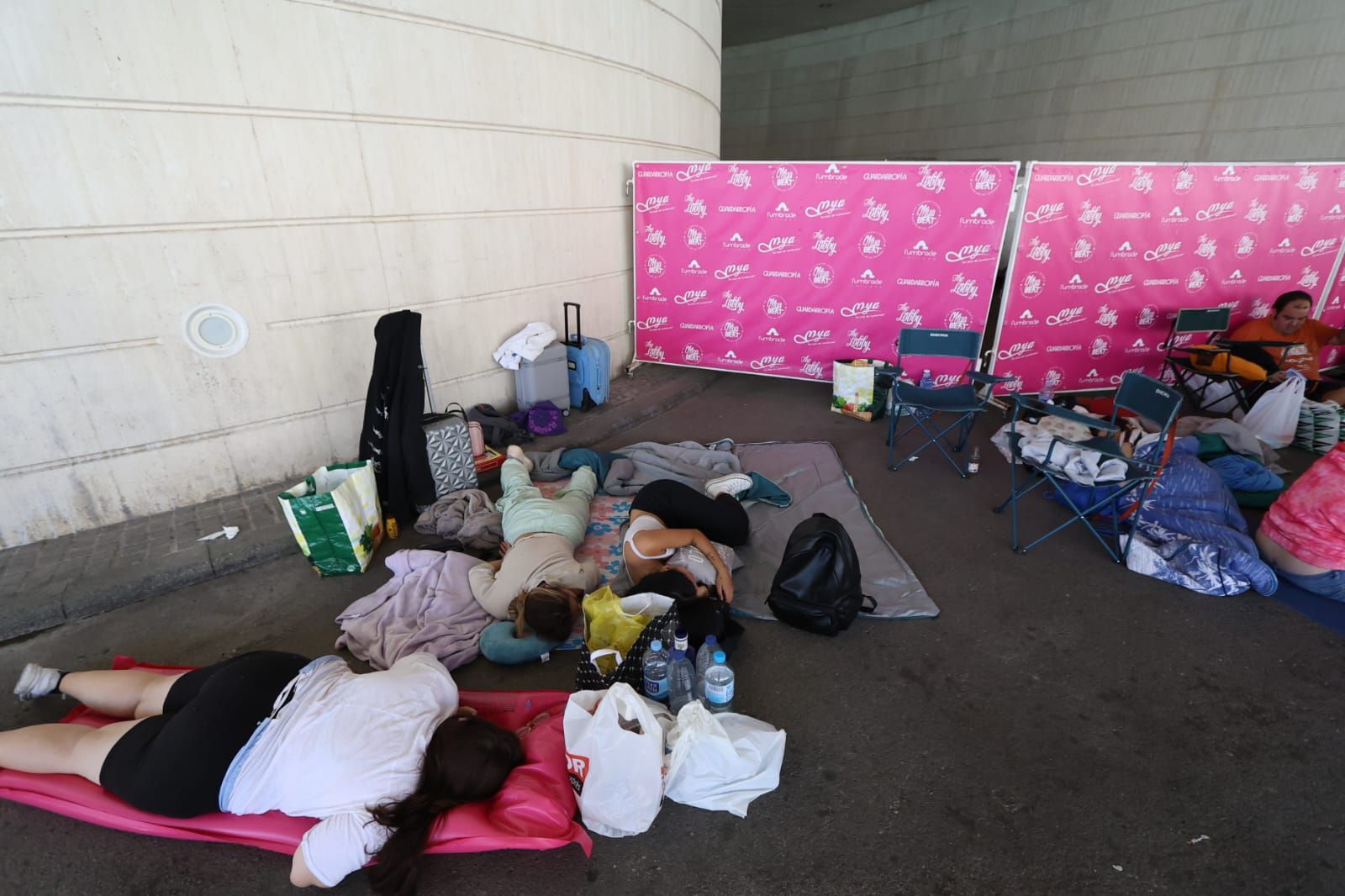 Largas colas para el concierto de Aitana esta tarde en València