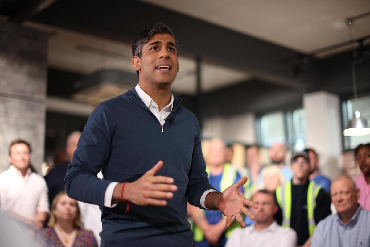 El primer ministro británico Rishi Sunak apunta a los votantes mayores de 65 ante la fuga de votos a la derecha populista