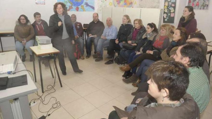 Voluntarios acuden a un curso de formación, el viernes, en la ONG Equus Zebra de A Coruña. / víctor echave