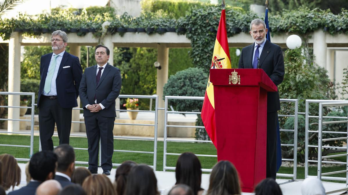 El rey Felipe VI (d) junto al ministro de Asuntos Exteriores, Unión Europea y Cooperación, José Manuel Albares (2i), participan en una reunión con representantes de la colectividad española a su llegada este sábado a Amán.