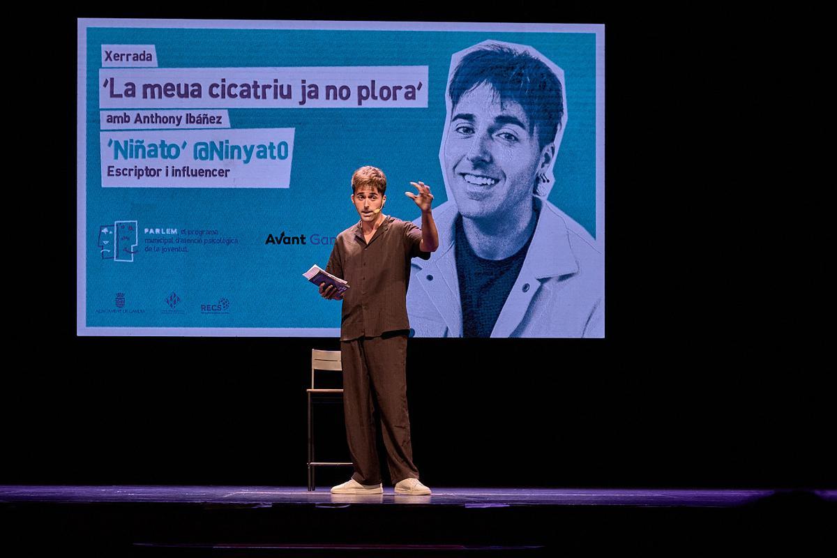El escritor e influencer "Niñato" sobre el escenario del Teatre Serrano de Gandia.
