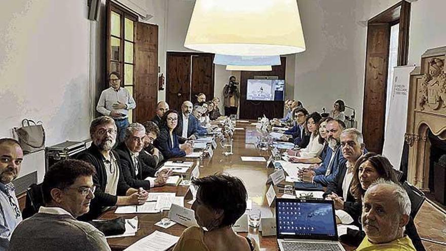 Los representantes en la ComisiÃ³n del Impulso del Turismo Sostenible.