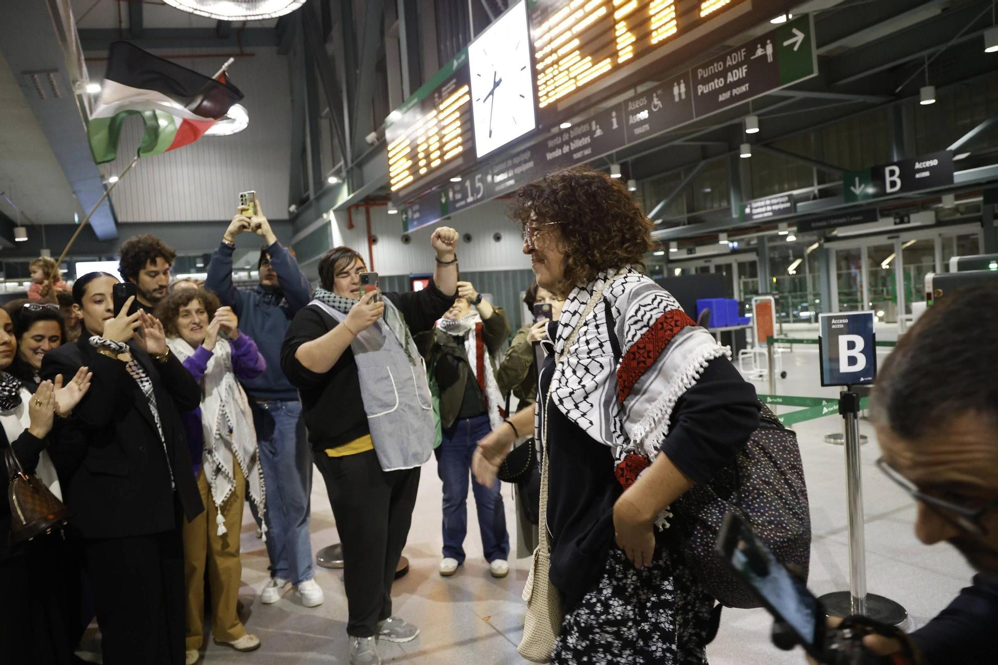 Llegada a Santiago de la activista gallega Sandra Garrido