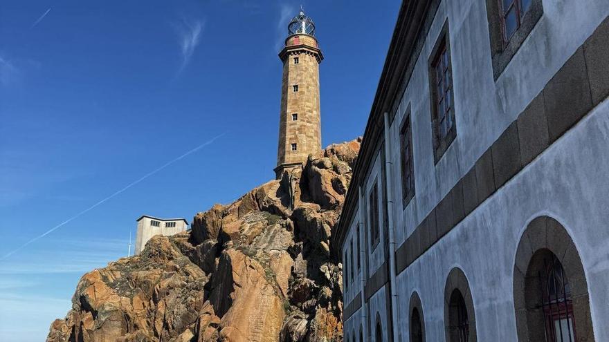 El puerto de A Coruña renueva uno de sus faros históricos