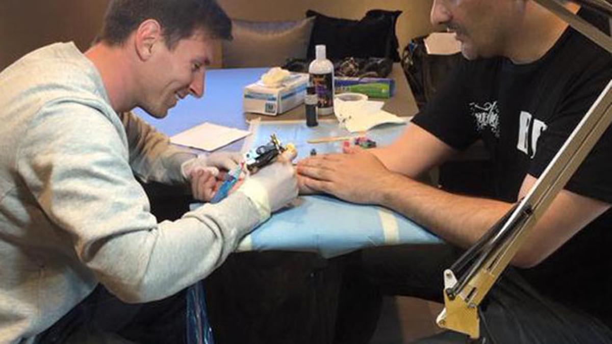 Messi le hizo un tatuaje a su tatuador oficial