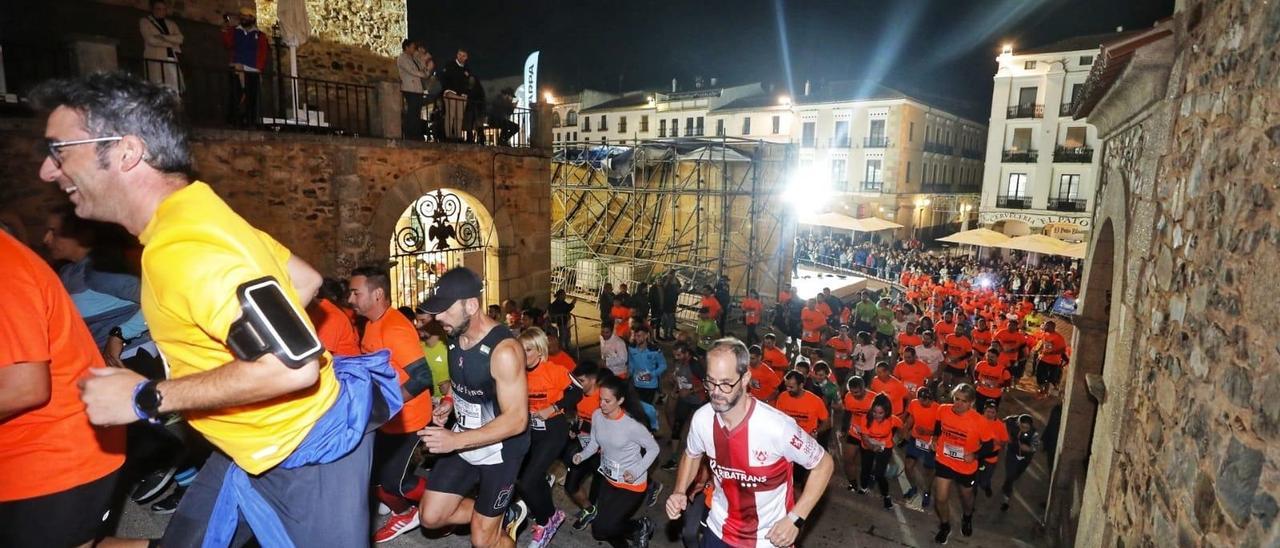 Los corredores de la carrera Intramuros, a la salida de la prueba, emprenden en dirección al recinto amurallado, este viernes.