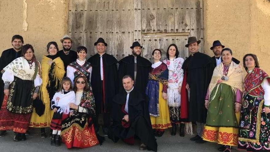 Varias parejas ataviadas a la antigua usanza disfrutan de la fiesta.