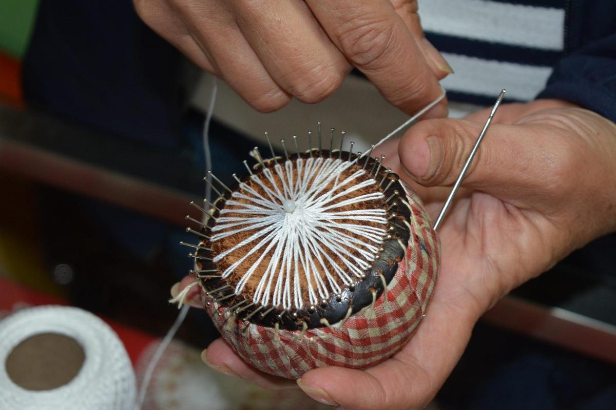 La roseta canaria es una modalidad de encaje que se elabora a partir de pequeñas piezas circularesLa roseta canaria es una modalidad de encaje que se elabora a partir de pequeñas piezas circulares