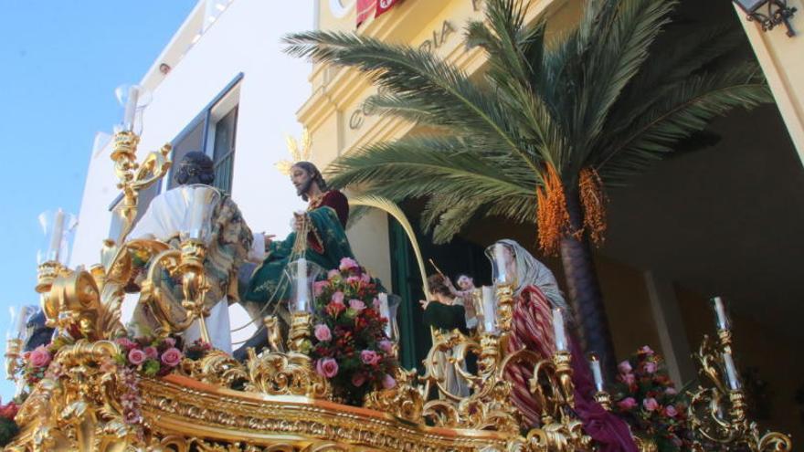 El trono de la Pollinica saliendo de su casa hermandad en 2019.