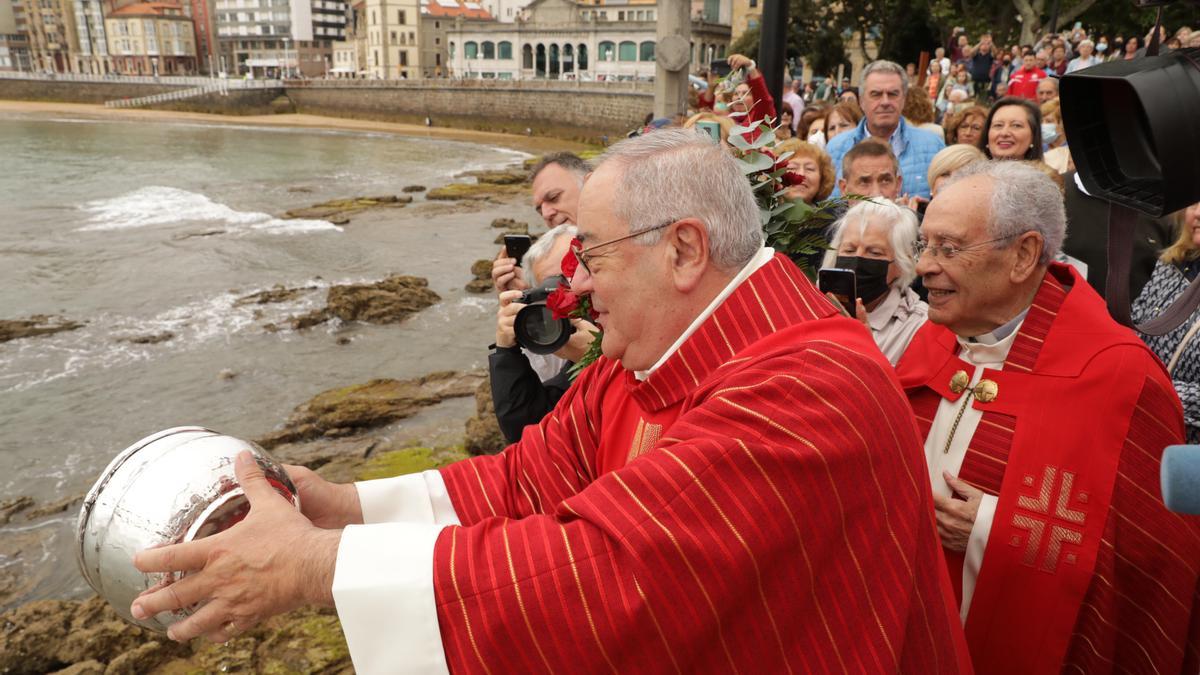 Fernando Llenín bendice las aguas junto a Javier Gómez Cuesta, párroco de San Pedro