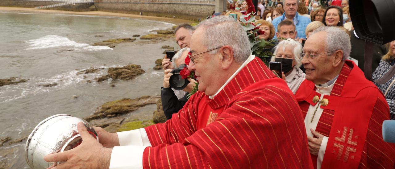 Fernando Llenín bendice las aguas junto a Javier Gómez Cuesta, párroco de San Pedro