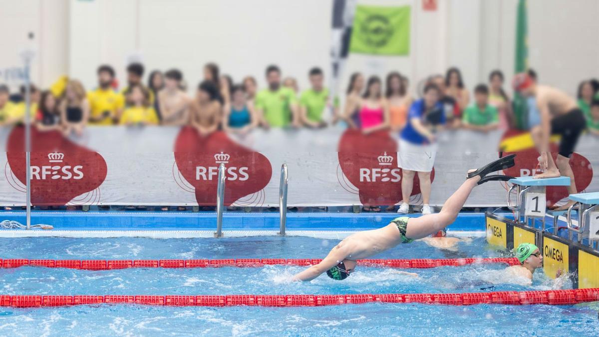 Un nadador salta a la piscina de Bétera.