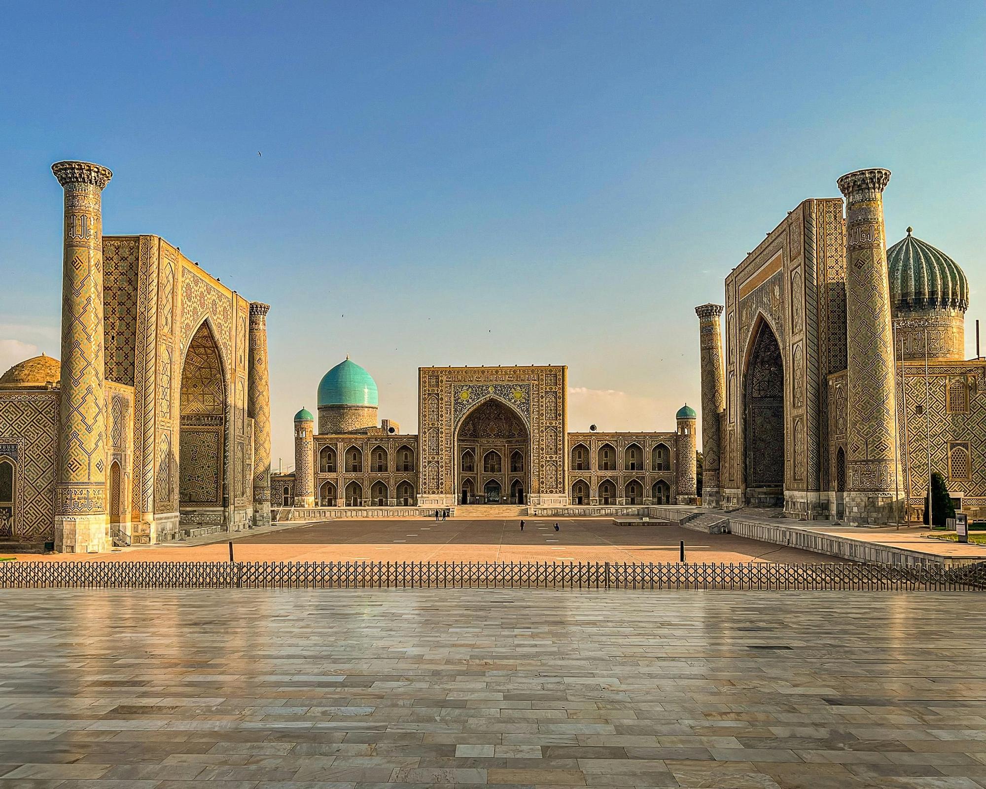 El viaje que todo amante de la historia debería hacer una vez en la vida: mezquitas monumentales, bazares y ciudades detenidas en los años de la Ruta de la Seda