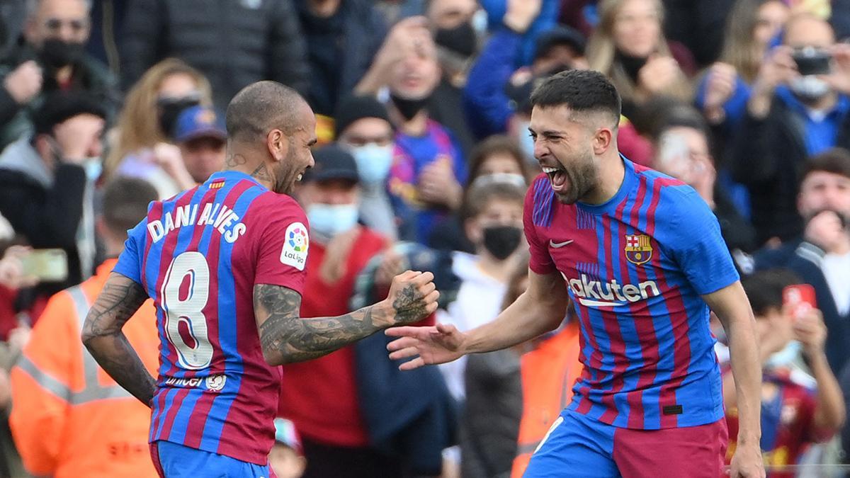 ¡En un Barça irreconocible por lo positivo que tiene le está metiendo cuatro al Atlético! Así narró la radio el gol de Alves