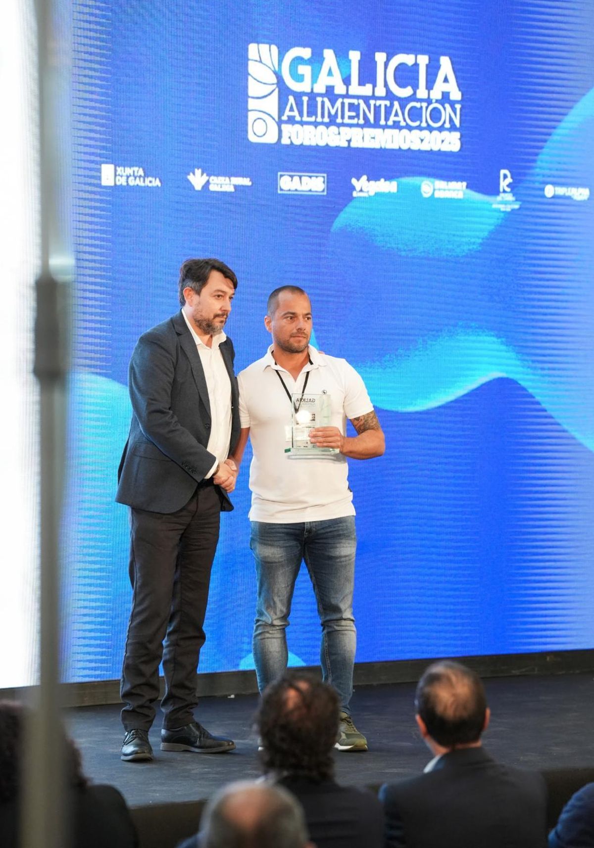 Lorenzo Paz recibiendo el premio en Santiago de Compostela.