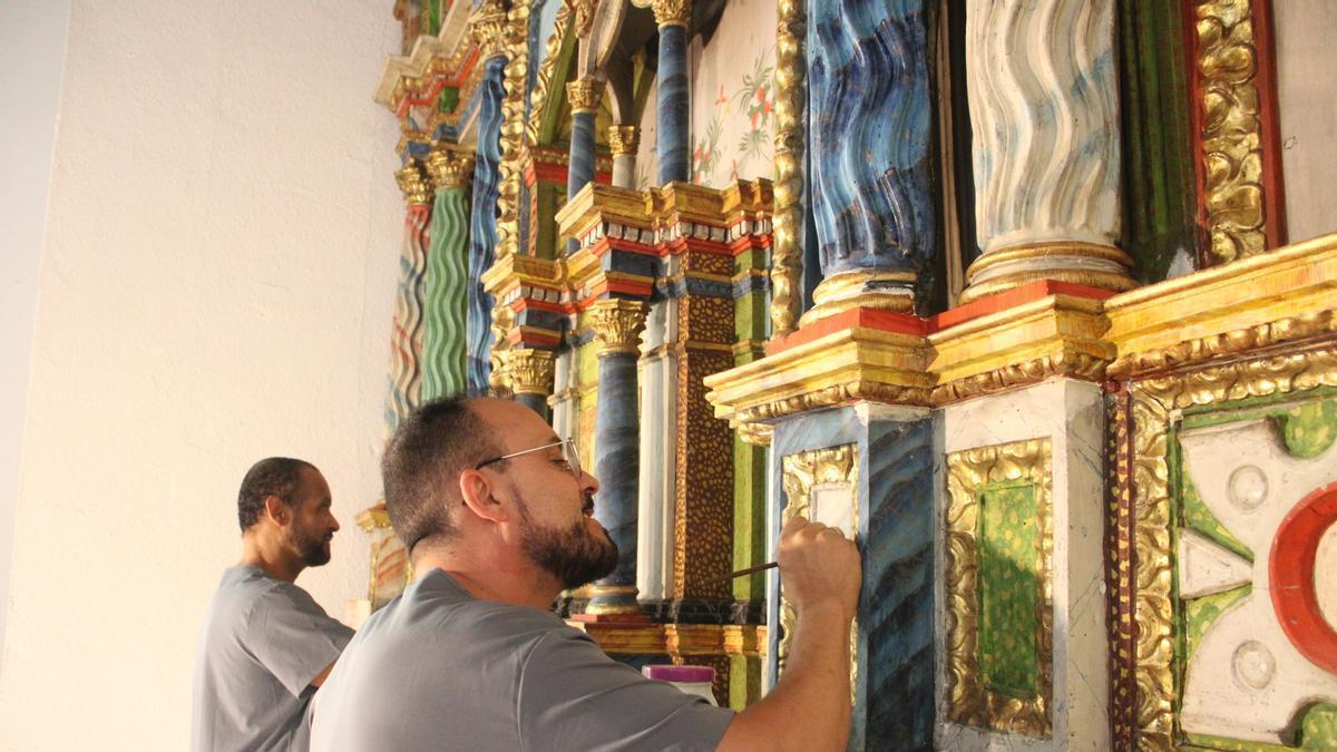 Obras de restauración en el retablo de Sandín
