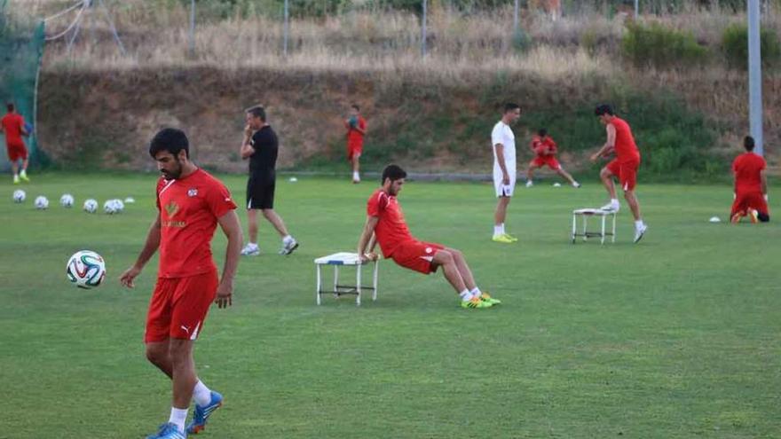 Los futbolistas se emplean a fondo en las diferentes estaciones del circuito establecido ayer en el campo por Balta.