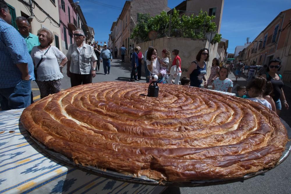 Schnecken-Liebhaber sowie Neugierige sind am Sonntag (21.5.) bei der Fira del Caragol auf ihre Kosten gekommen. Wer die Tiere lieber nicht auf dem Teller hat, konnte eine Riesen-Ensaimada probieren.