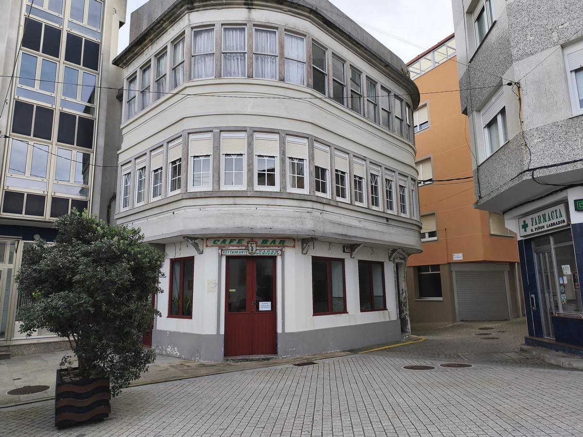 Vista actual del edficio del antiguo Bar Plaza de Caión.