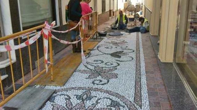 Nuevo empedrado artístico en las calles de Nerja