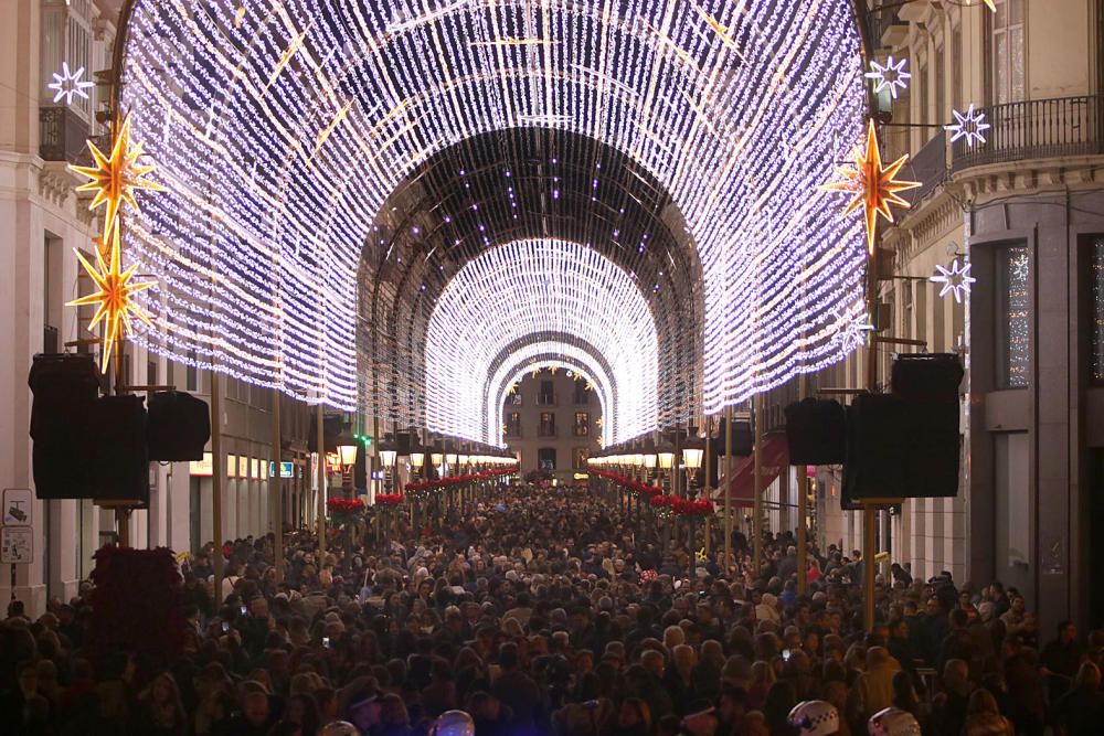 Un espectáculo de luz y sonido, actuaciones infantiles y un concierto de Siempre Así han dado la bienvenida a las fiestas en un Centro de Málaga que estrenaba luces en algunas calles.