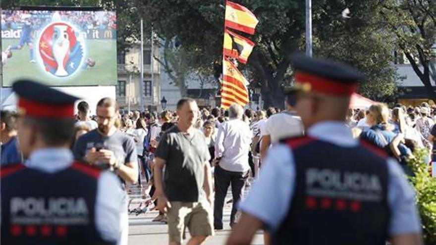 El Ayuntamiento de Barcelona multará a quienes han colocado pantalla sin permiso