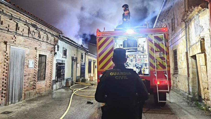 Un incendio arrasa una vivienda de El Perdigón