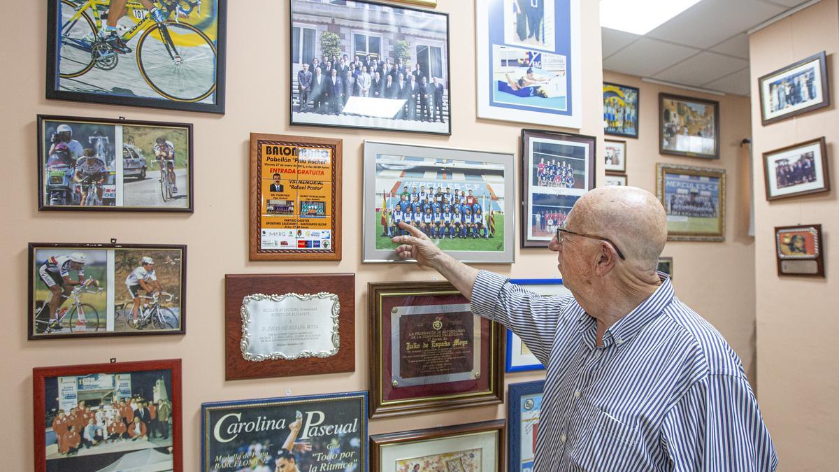 Julio de España muestra algunos de los recuerdos que decoran las paredes de la asociación