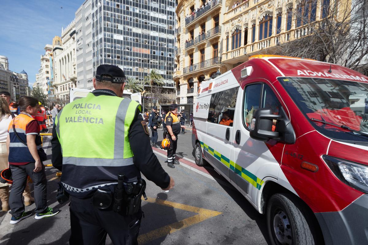 Momento en que una de las ambulancias maniobra para desplazarse al hospital.