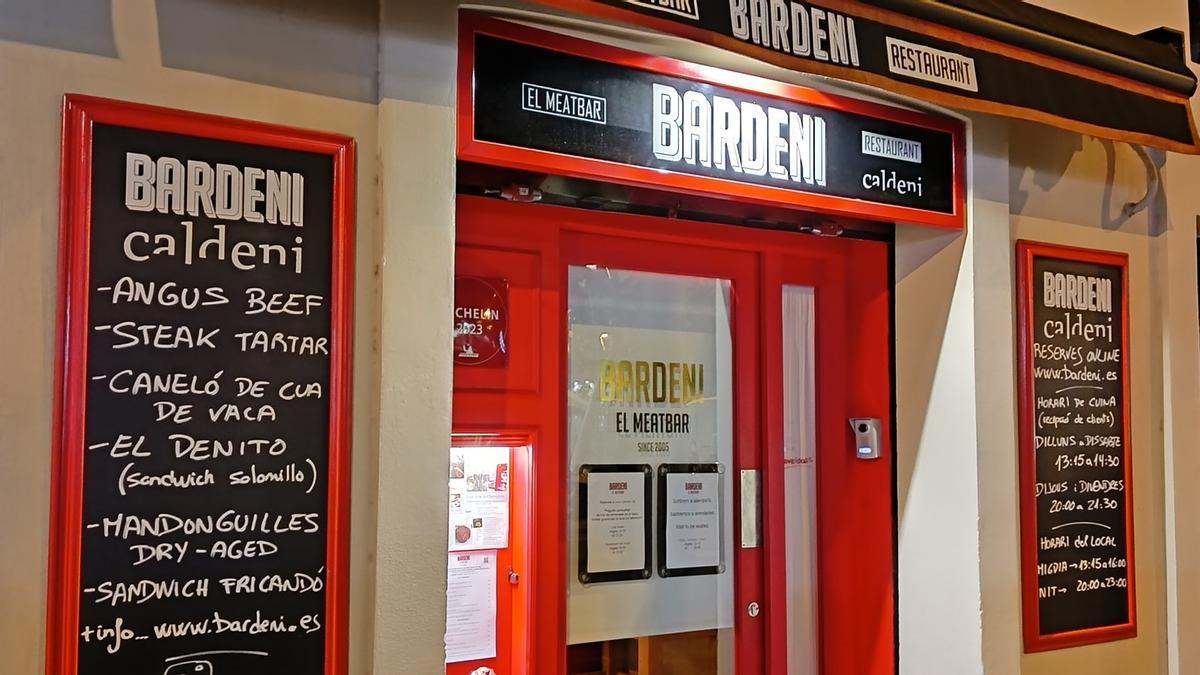 La entrada de Bardeni, en la calle de València.