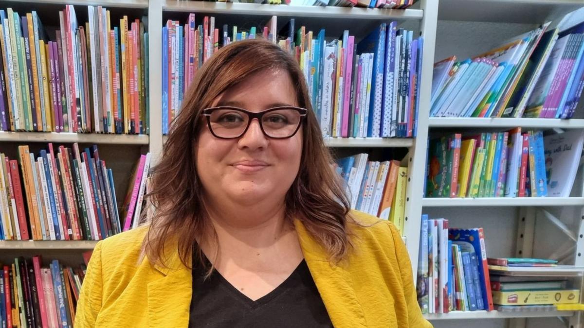 Marroquí, con una camiseta del libro y un ejemplar en la mano, posa en la librería Ali i Truc de Elche.