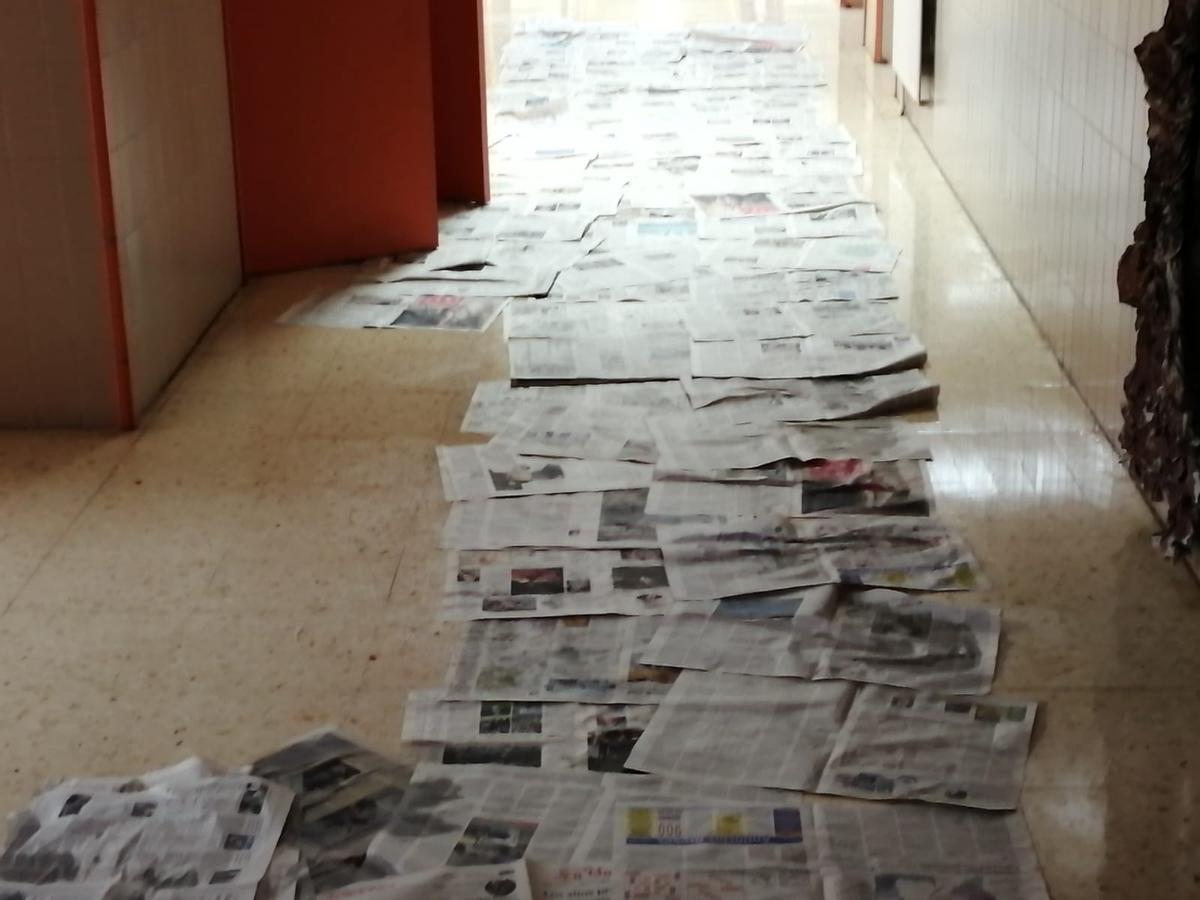 Papel sobre el suelo mojado para evitar resbalones.