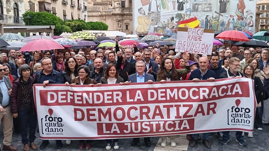 Un millar de personas desafía a la lluvia en Murcia y Cartagena para apoyar a Pedro Sánchez