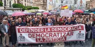 Un millar de personas desafía a la lluvia en Murcia y Cartagena para apoyar a Pedro Sánchez