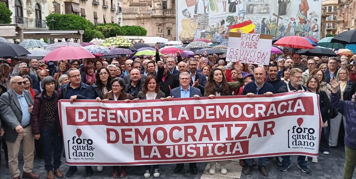 Pancarta en la concentración de Murcia, este domingo por la tarde en Belluga. | L.O.