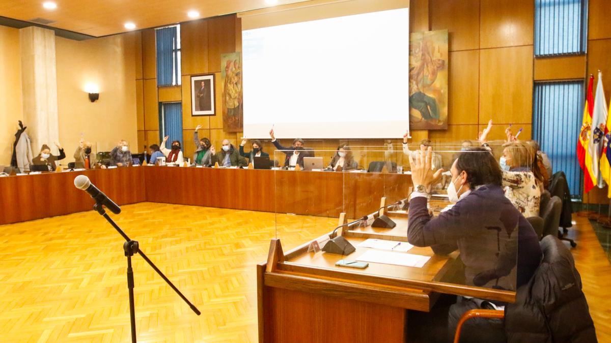 En el pleno se dio cuenta de las renuncias de Manuel Méndez y Marcos Alcalde como concejales del PP.