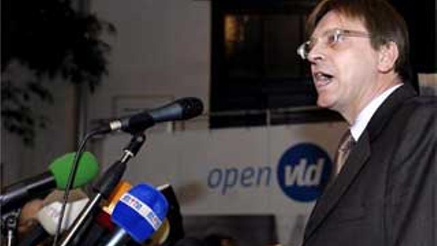 El Primer Ministro de Bélgica Guy Verhofstadt presenta su dimisión