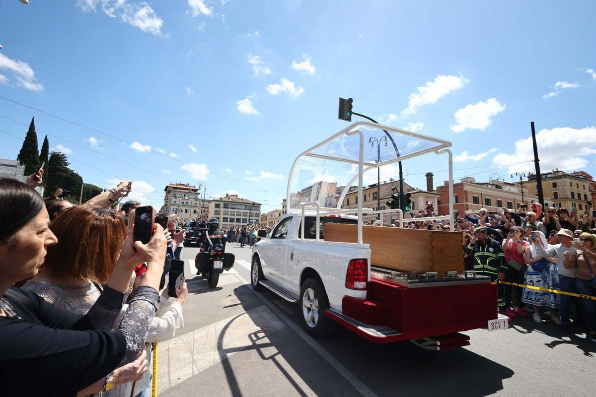 Rome (Italy), 26/04/2025.- People gather along the Colosseum as the coffin of late Pope Francis is transported from St Peters Basilica to Santa Maria Maggiore Basilica after the funeral ceremony in St. Peters Square, in Rome, Italy, 26 April 2025. Pope Francis passed away on Easter Monday, 21 April 2025, at the age of 88. According to his wishes, he will be buried in the Papal Basilica of St. Mary Major. (Papa, Italia, Roma) EFE/EPA/MASSIMO PERCOSSI