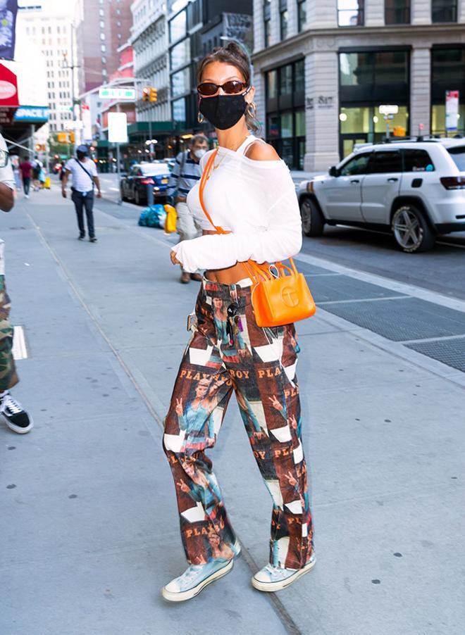 Bella Hadid, con pantalones de la firma Soulland