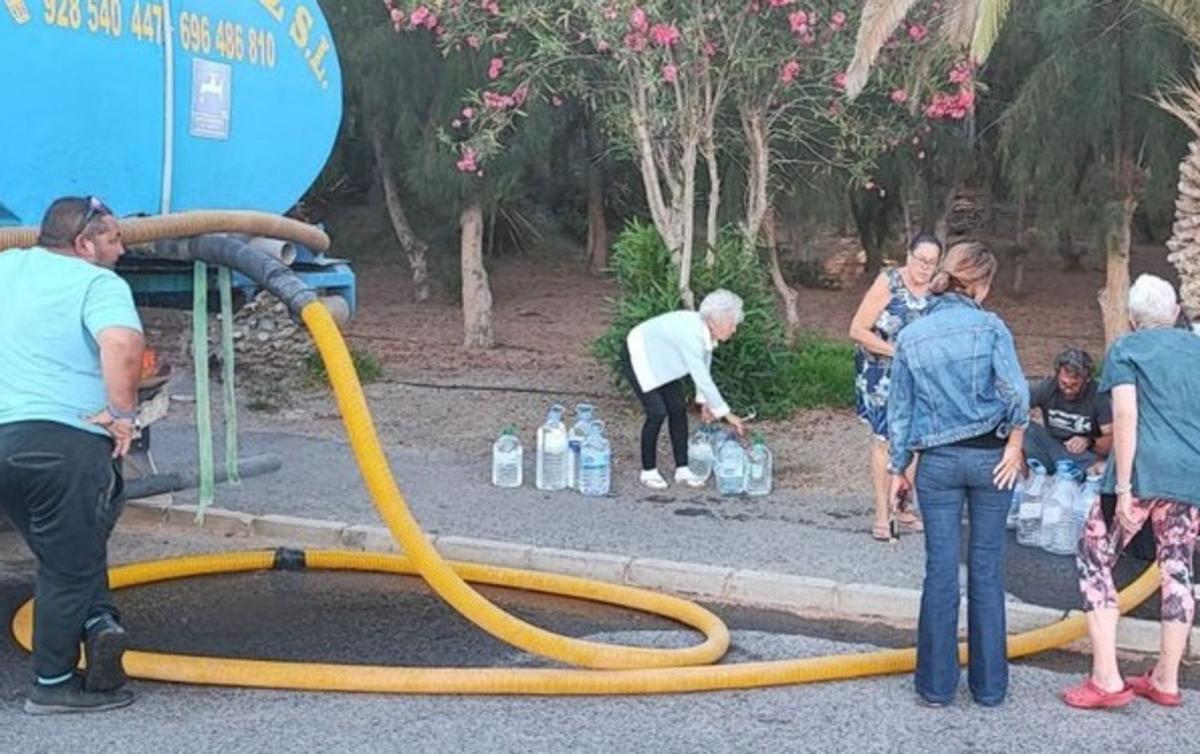 Vecinos de la localidad turística de Costa Calma llenado garrafas de agua de una cuba cisterna, en una imagen de archivo | | LP/DLP