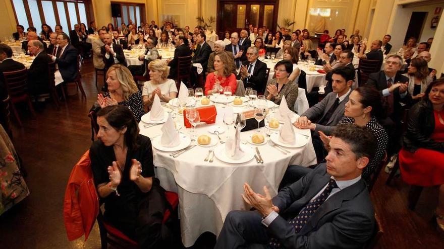 Asistantes a la cena benéfica en favor de la ONG Sauce celebrada en el Club de Regatas.